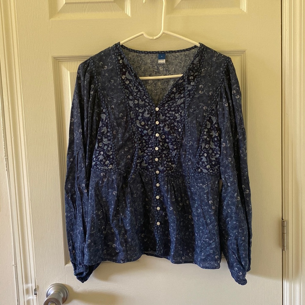 Adorable NWOT Old Navy navy blue paisley blouse